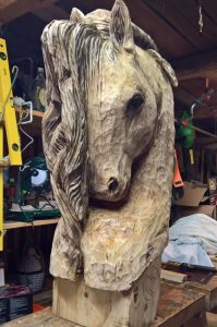 drevořezba hlava koně socha